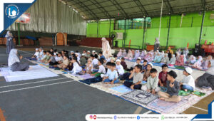 Murid TKIA 2 Pasar Minggu melaksanakan sholat berjamaah