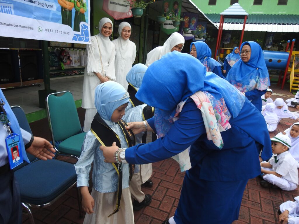 Pengalungan Selempang Kepada Murid TKIA 2 Jakarta