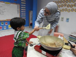 Starweek Membuat Popcorn di TK Islam Al Azhar 2