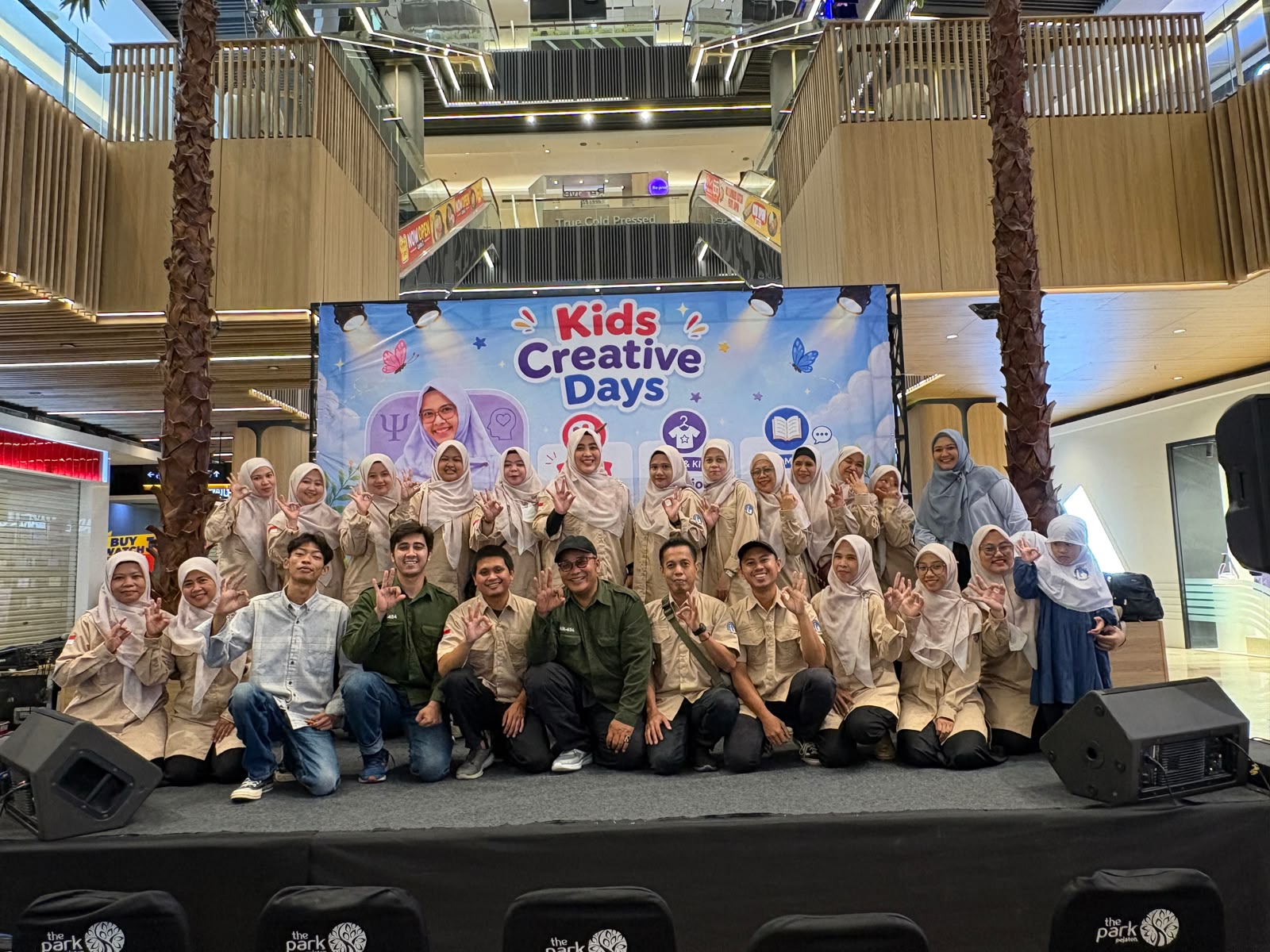 Karyawan dan Guru TKIA 2 Al Azhar bersama Karyawan Gramedia