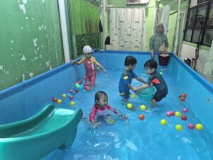 Kegiatan Berenang DI TKIA 2 Pasar Minggu