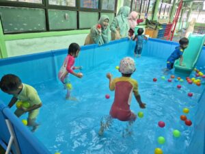 Kegiatan Berenang DI TKIA 2 Pasar Minggu