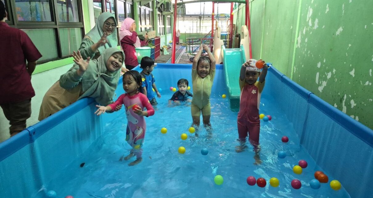 Kegiatan Berenang DI TKIA 2 Pasar Minggu