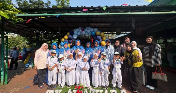 Foto Bersama Murid, Guru, Orang Tua TKIA 2 Pasar Minggu