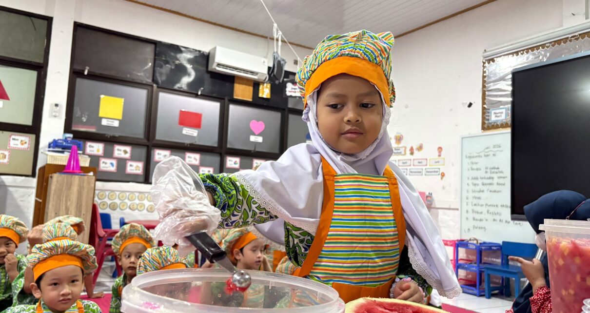 Serunya Cooking Class Es Buah di TK Islam Al Azhar 2