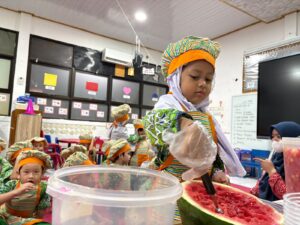 Serunya Cooking Class Es Buah di TK Islam Al Azhar 2