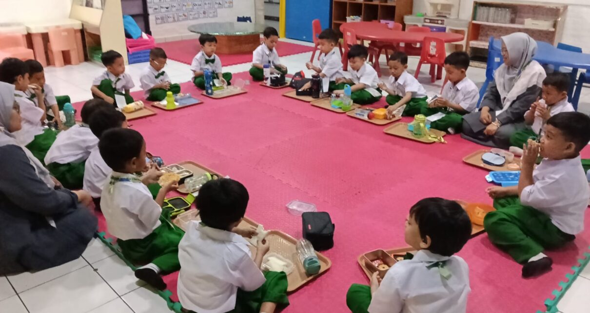 Makan Bekal Bersama Latih Kemandirian Murid TK