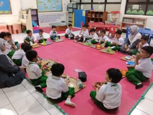 Makan Bekal Bersama Latih Kemandirian Murid TK