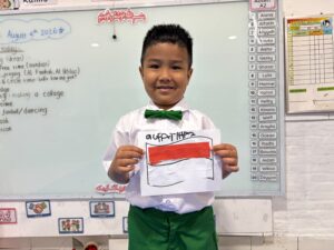 Pembuatan Bendera Merah Putih dari Kertas di TK Al Azhar