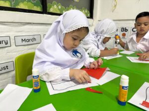 Pembuatan Bendera Merah Putih dari Kertas di TK Al Azhar
