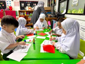 Pembuatan Bendera Merah Putih dari Kertas di TK Al Azhar