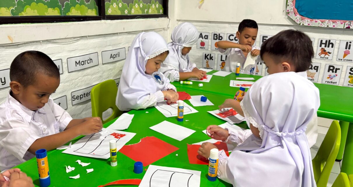 Pembuatan Bendera Merah Putih dari Kertas di TK Al Azhar