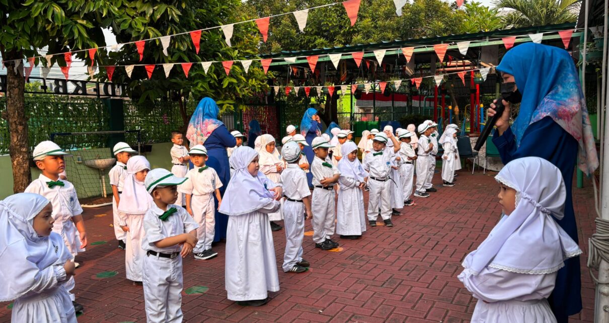 Kegiatan Ritin Ikrar dan Doa Pagi Murid TKIA 2 Pasar Minggu