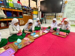 Makan Bekal Bersama Latih Kemandirian Murid TK