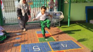 Murid TK Islam Al Azhar 2 Pasar Minggu belajar mengenal permainan tradisional engklek
