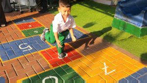 Murid TK Islam Al Azhar 2 Pasar Minggu belajar mengenal permainan tradisional engklek