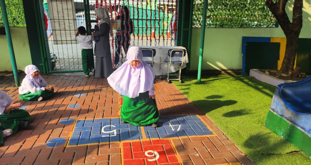 Murid TK Islam Al Azhar 2 Pasar Minggu belajar mengenal permainan tradisional engklek
