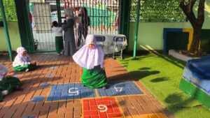 Murid TK Islam Al Azhar 2 Pasar Minggu belajar mengenal permainan tradisional engklek