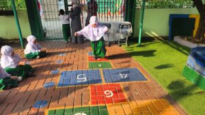 Murid TK Islam Al Azhar 2 Pasar Minggu belajar mengenal permainan tradisional engklek
