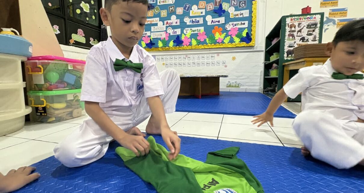 Belajar Melipat Baju, Latih Kemandirian Murid Sejak Dini