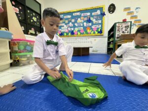 Belajar Melipat Baju, Latih Kemandirian Murid Sejak Dini