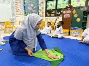 Belajar Melipat Baju, Latih Kemandirian Murid Sejak Dini