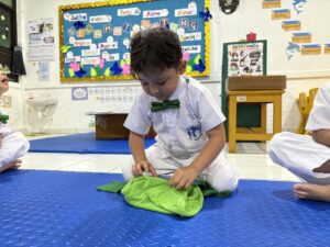 Belajar Melipat Baju, Latih Kemandirian Murid Sejak Dini