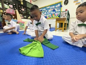 Belajar Melipat Baju, Latih Kemandirian Murid Sejak Dini
