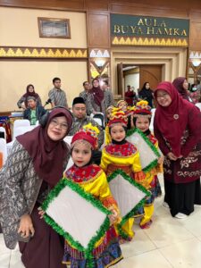 Murid TKIA 2 Menampilkan Tari Layang-Layang