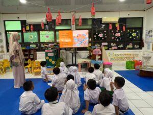 Belajar Memilah Sampah Sejak Dini Bersama Guru Tamu