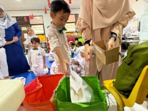 Belajar Memilah Sampah Sejak Dini Bersama Guru Tamu