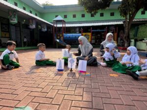 Murid TKIA 2 Pasar Minggu Belajar Di Luar Ruangan 