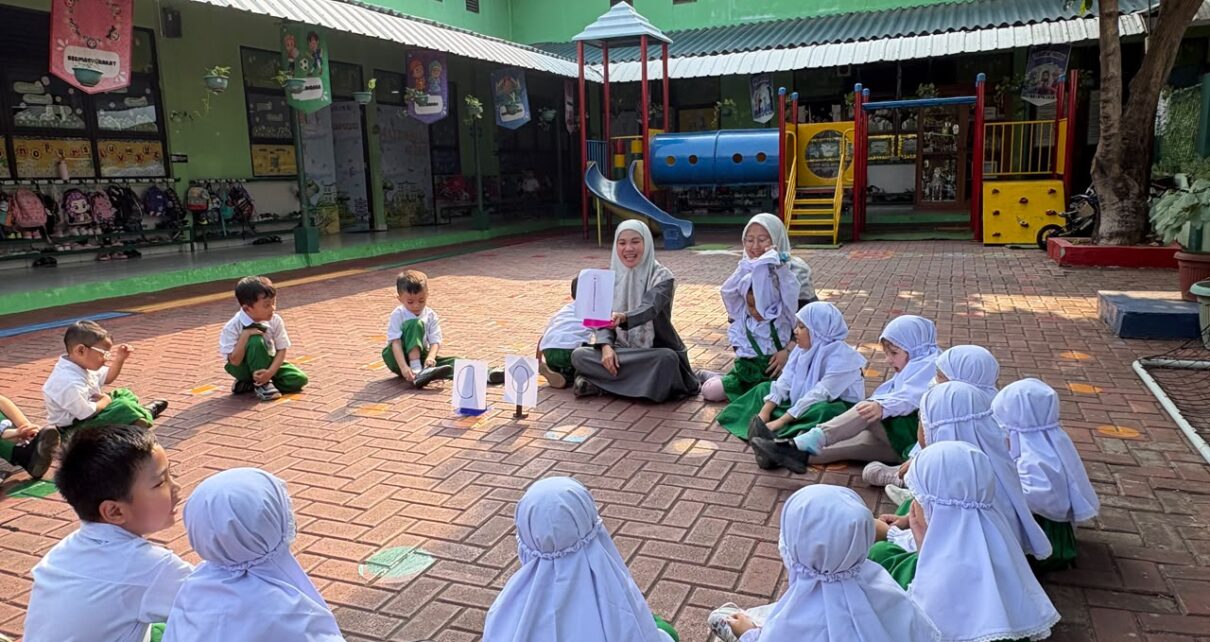 Murid TKIA 2 Pasar Minggu Belajar Di Luar Ruangan