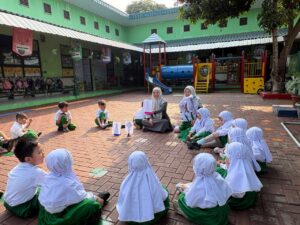 Murid TKIA 2 Pasar Minggu Belajar Di Luar Ruangan 
