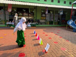 Murid TKIA 2 Pasar Minggu Belajar Di Luar Ruangan 