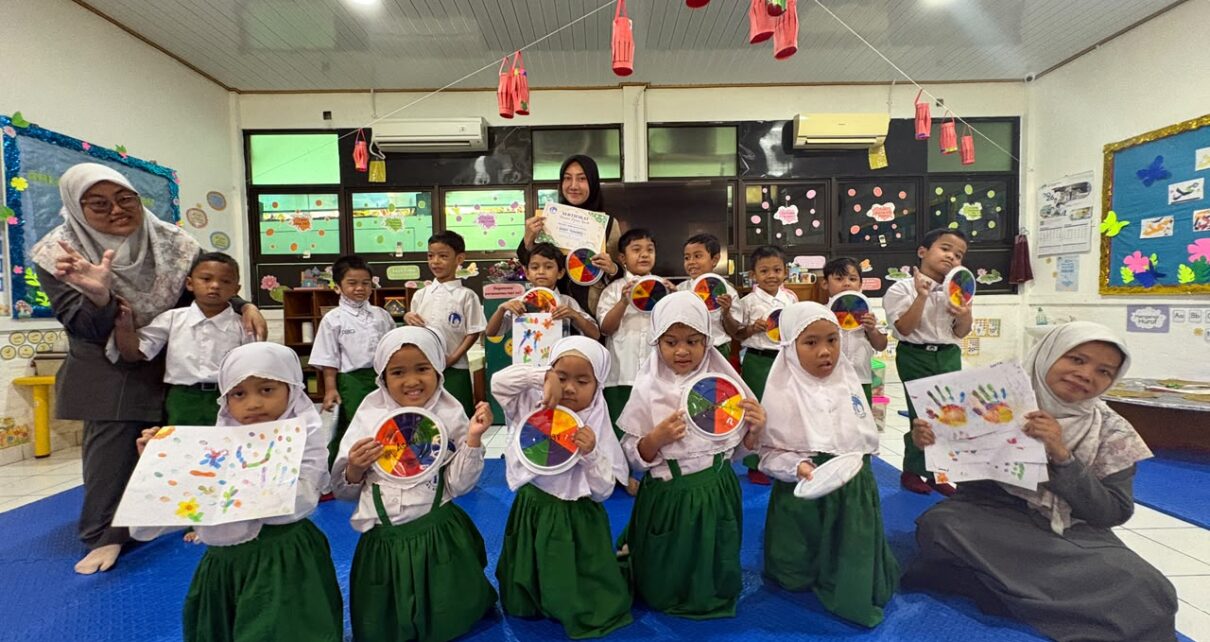 Murid TKIA 2 Pasar Minggu Belajar Warna dengan Kreatif