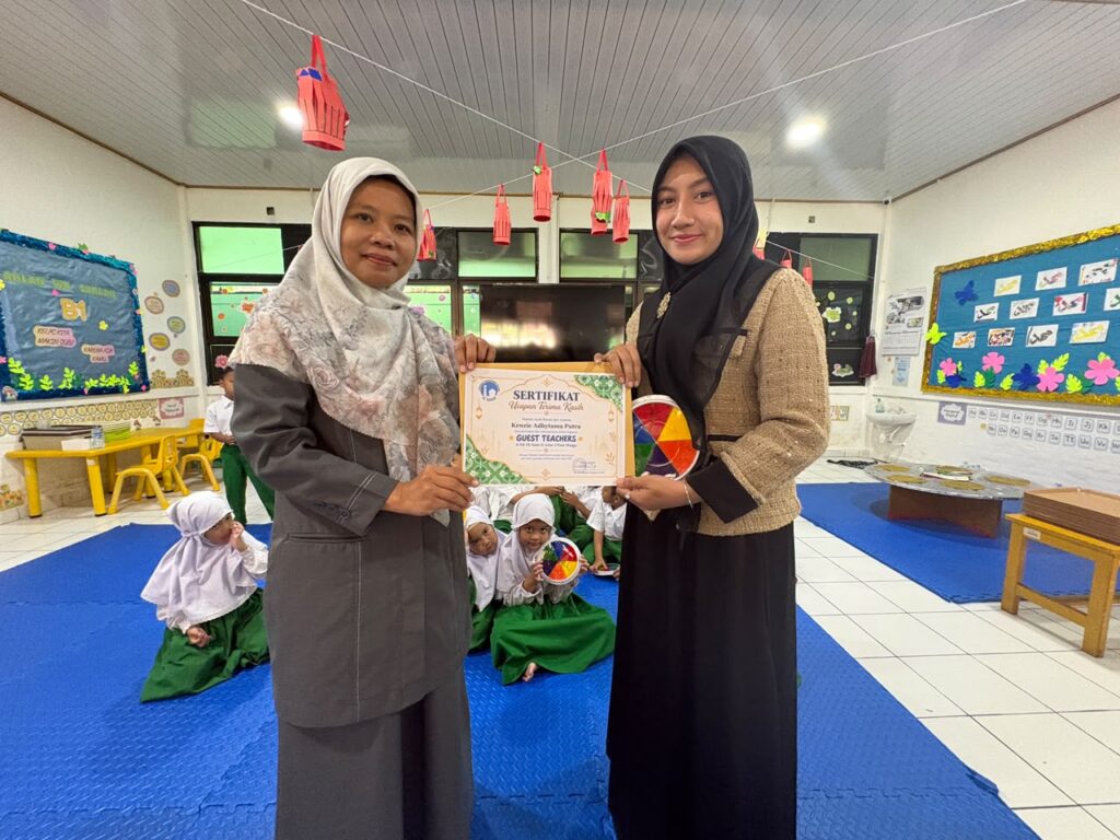 Murid TKIA 2 Pasar Minggu Belajar Warna dengan Kreatif