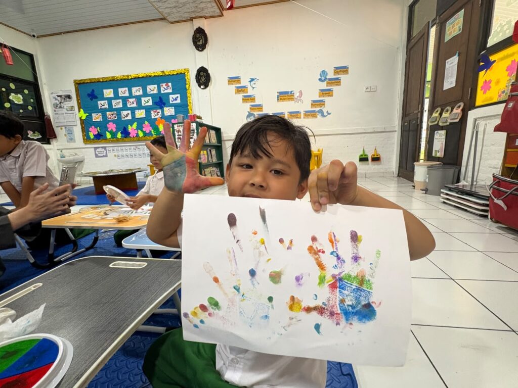 Murid TKIA 2 Pasar Minggu Belajar Warna dengan Kreatif