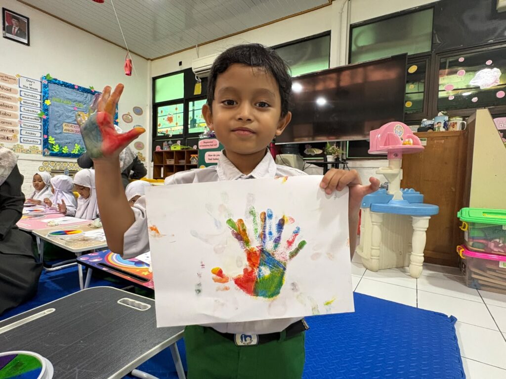 Murid TKIA 2 Pasar Minggu Belajar Warna dengan Kreatif