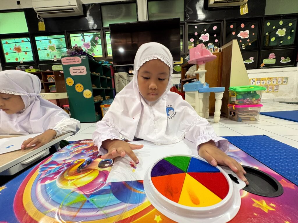 Murid TKIA 2 Pasar Minggu Belajar Warna dengan Kreatif