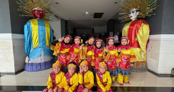 Penampilan Tari Layang-Layang TKIA 2 Pasar Minggu