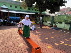Gross Motorik Anak melalui Kegiatan Balance Beam